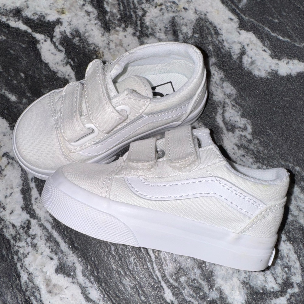 Vans Toddler Old Skool V Shoe, White Size 4